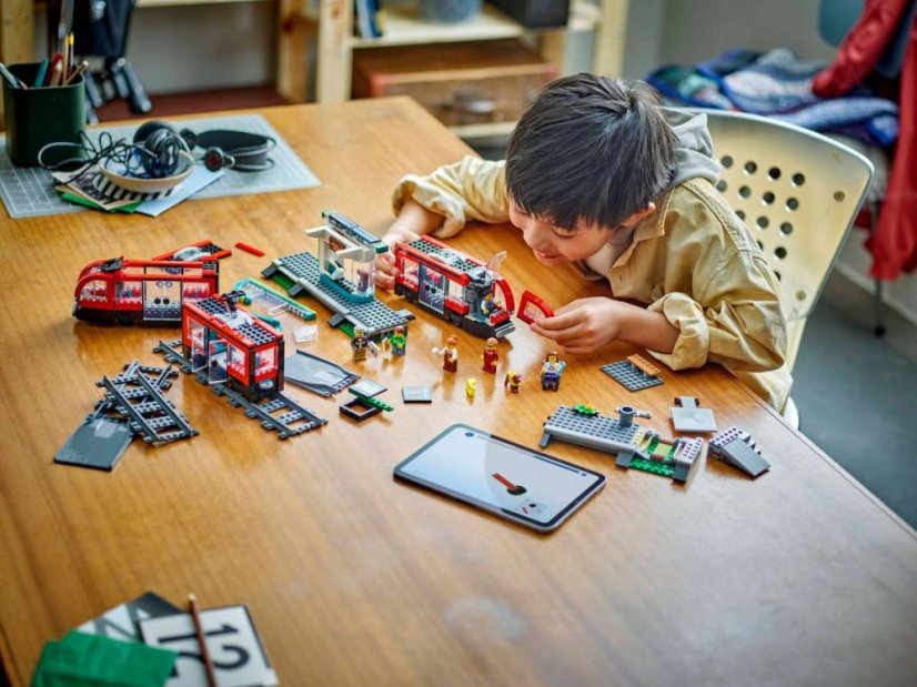 LEGO® City 60423 Električka a zastávka v centre mesta