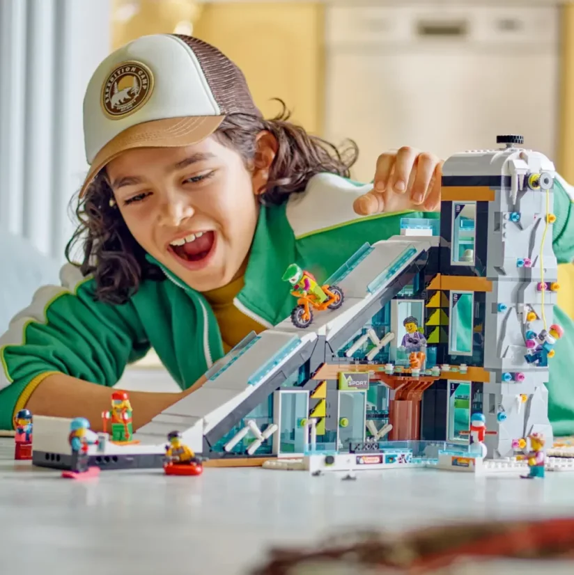 LEGO® City 60366 Centrum narciarskie i wspinaczkowe