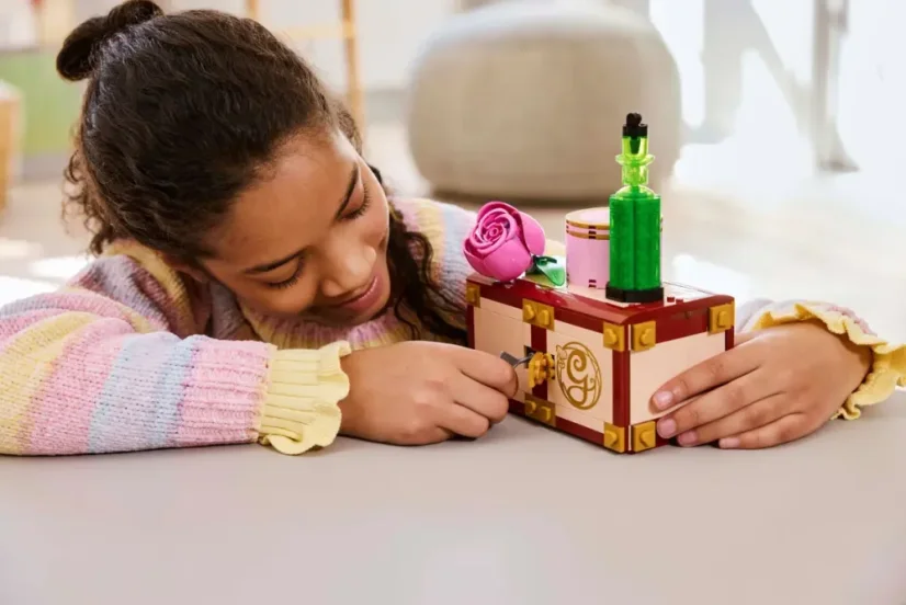 LEGO® Wicked 75683 Studentská kolej Glindy a Elphaby