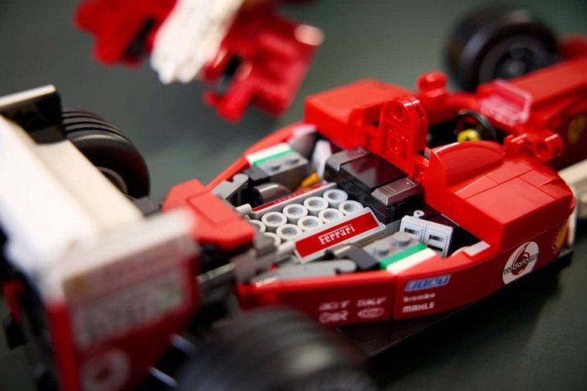 LEGO® ICONS 11375 Ferrari F2004 & Michael Schumacher