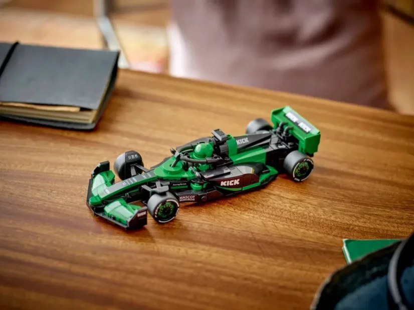 LEGO® Speed Champions 77247 Pretekárske auto KICK Sauber F1® Team C44