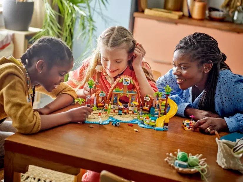 LEGO® Friends 42673 Rodinná dovolená u pláže
