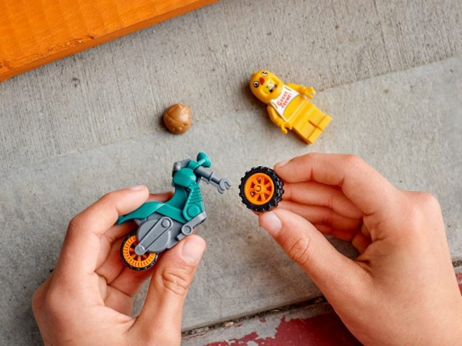 LEGO® City 60310 Motocykl kaskaderski z kurczakiem