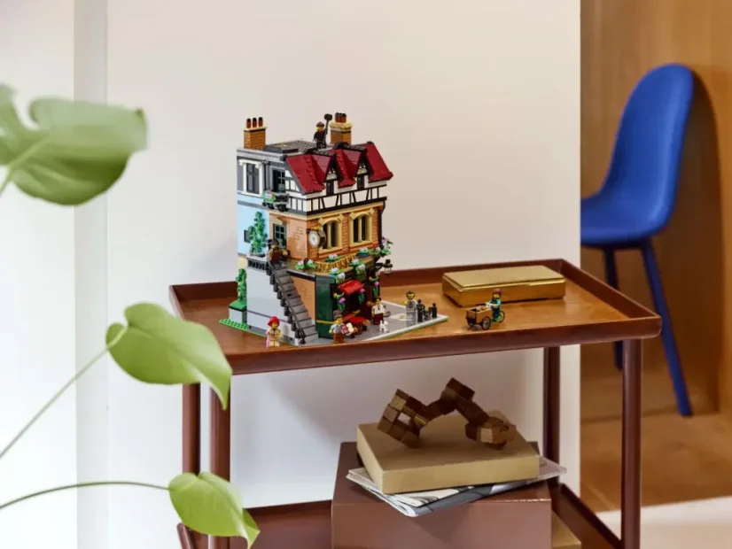 LEGO® Icons 10350 Dům na rohu v tudorovském stylu