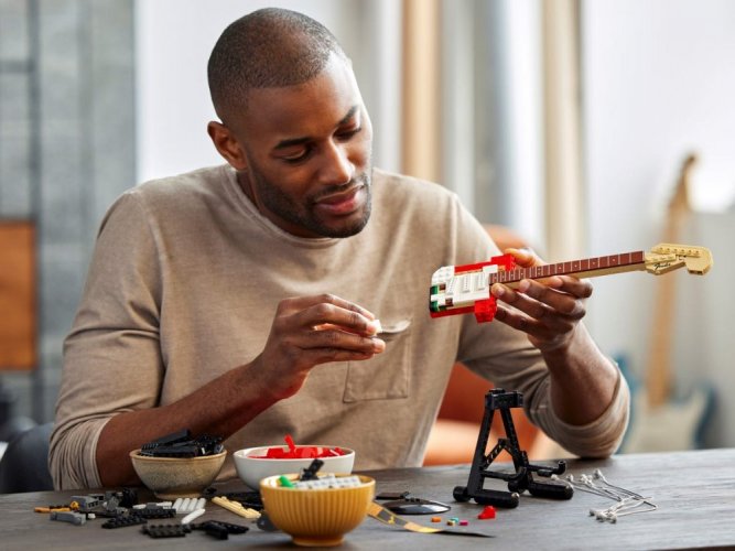 LEGO® Ideas 21329 Fender Stratocaster