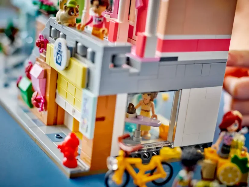 LEGO® Friends 42670 Apartmány a obchody v městečku Heartlake