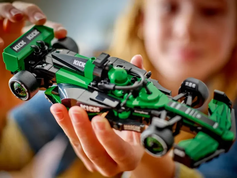 LEGO® Speed Champions 77247 Pretekárske auto KICK Sauber F1® Team C44