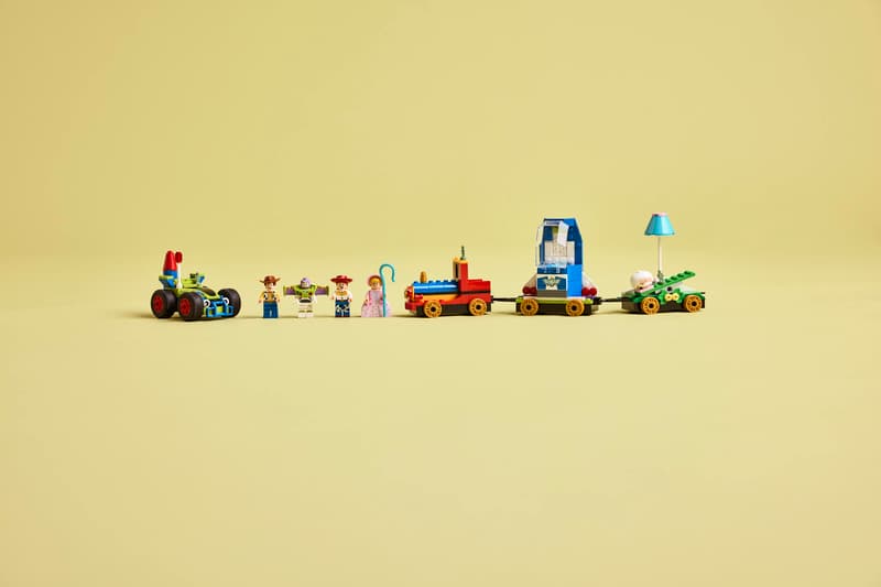 LEGO® Disney a Pixar 43264 Slavnostní vláček a Autíčko z Příběhu hraček