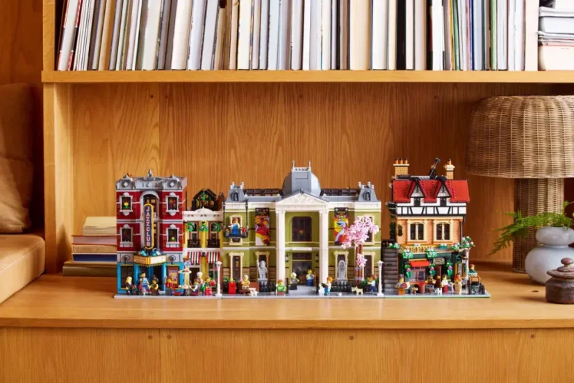 LEGO® Icons 10350 Dům na rohu v tudorovském stylu