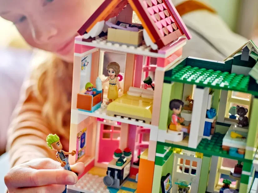 LEGO® Friends 42670 Apartmány a obchody v městečku Heartlake