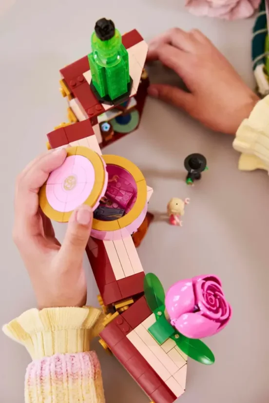 LEGO® Wicked 75683 Studentská kolej Glindy a Elphaby
