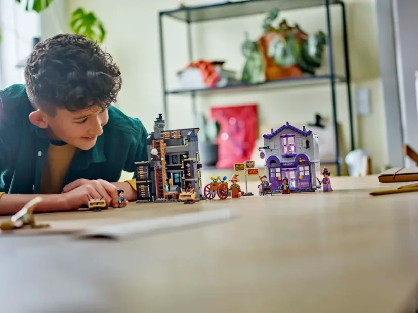 LEGO® Harry Potter™ 76439 Ollivanderův obchod a Obchod madame Malkinové