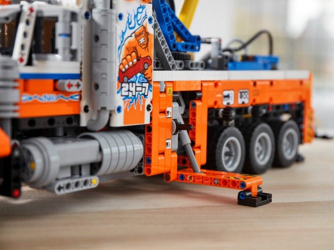 LEGO® Technic 42128 Heavy-duty Tow Truck