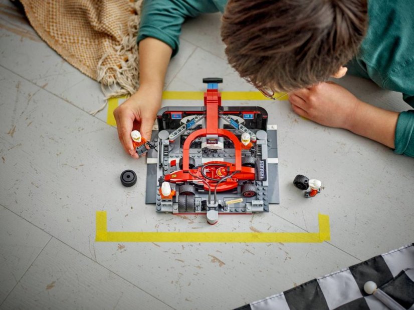 LEGO® City 60443 F1® Pit stop i mechanicy z bolidem Ferrari