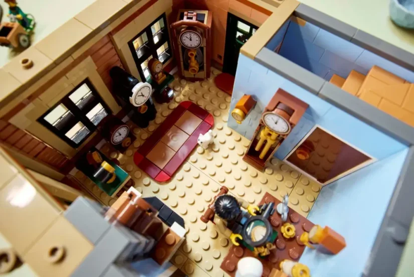 LEGO® Icons 10350 Dům na rohu v tudorovském stylu
