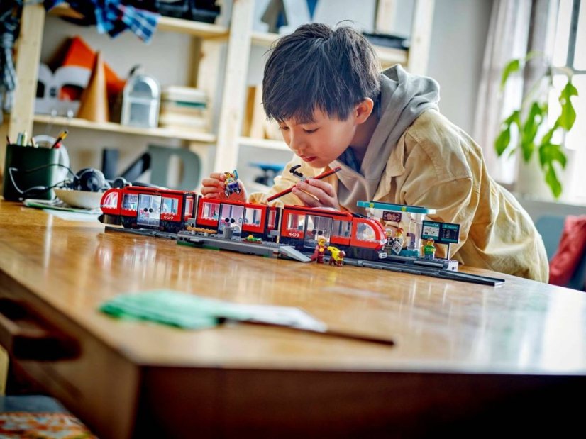 LEGO® City 60423 Električka a zastávka v centre mesta