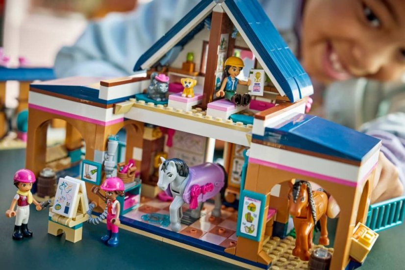 LEGO® Friends 42688 Koňská stáj a jezdecká akademie