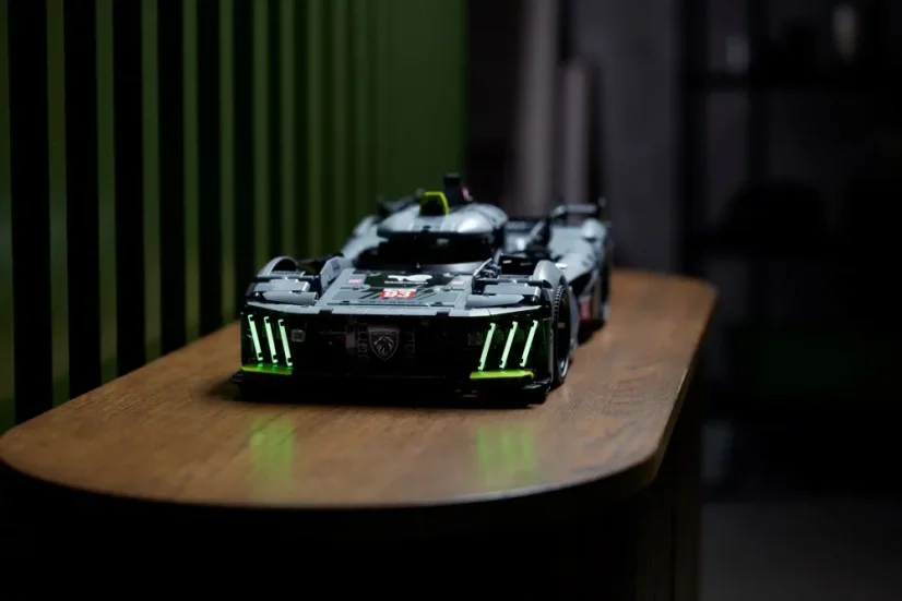 LEGO® Technic 42156 PEUGEOT 9X8 24H Le Mans Hybrid Hypercar