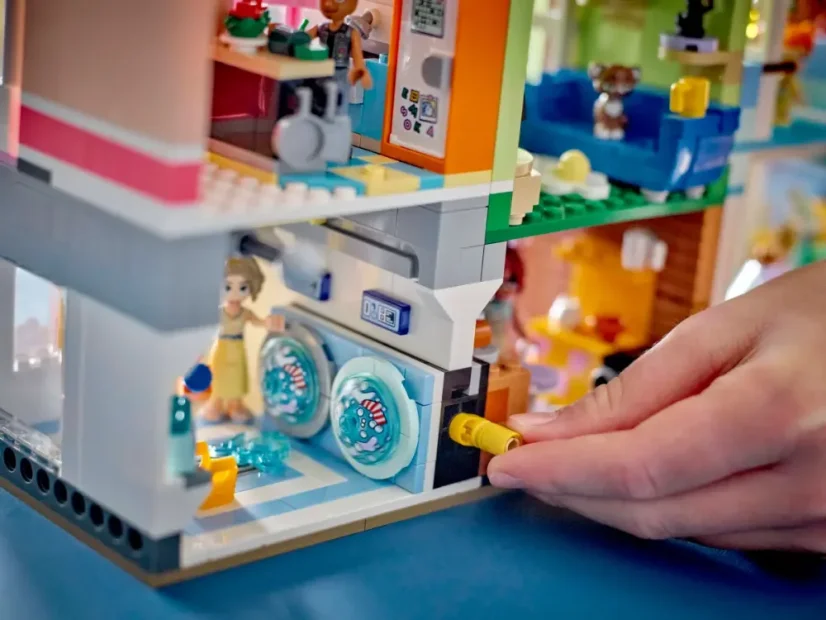 LEGO® Friends 42670 Apartmány a obchody v městečku Heartlake