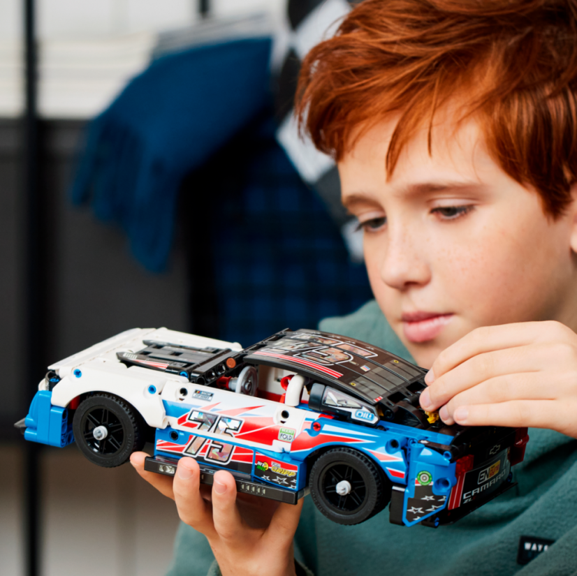 LEGO® Technic  42153 NASCAR® Nowy Chevrolet Camaro ZL1 z serii NASCAR®