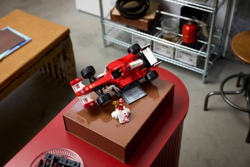 LEGO® ICONS 11375 Ferrari F2004 & Michael Schumacher