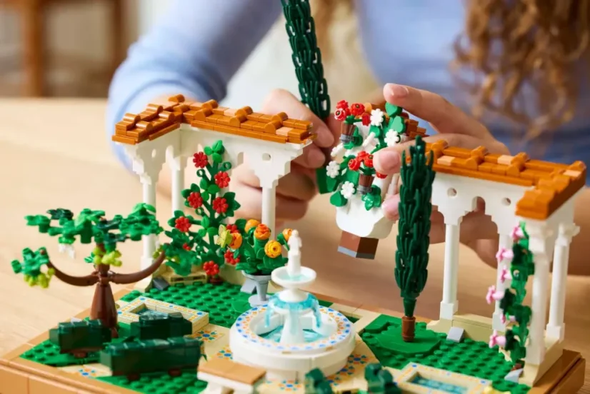 LEGO® Icons 10359 Záhrada s fontánou