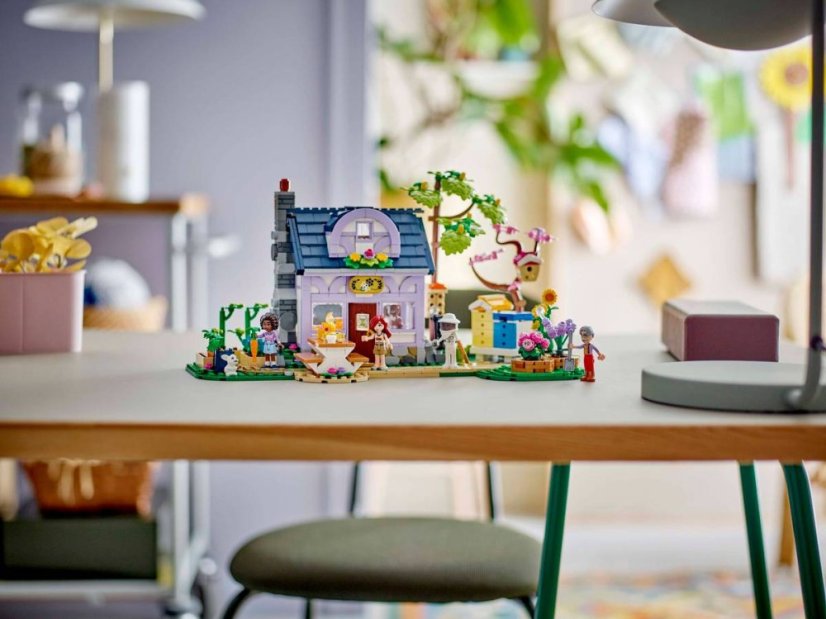 LEGO® Friends 42669 Dům včelařů a květinová zahrada