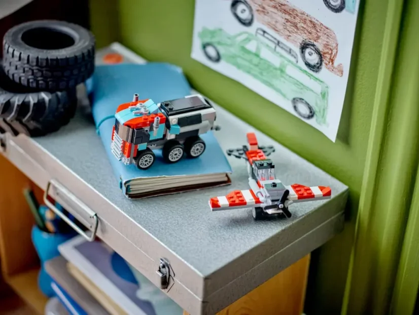 LEGO® Creator 31146 Náklaďák s plošinou a vrtulníkem