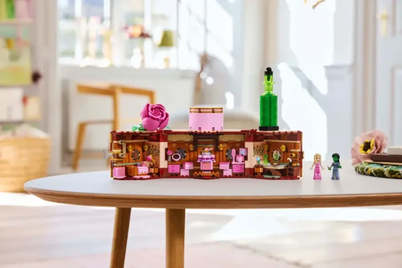 LEGO® Wicked 75683 Studentská kolej Glindy a Elphaby