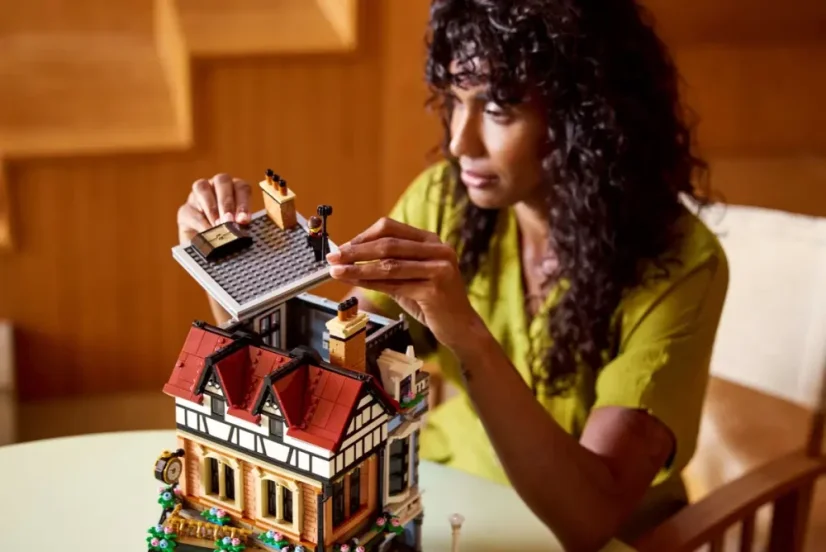 LEGO® Icons 10350 Dům na rohu v tudorovském stylu
